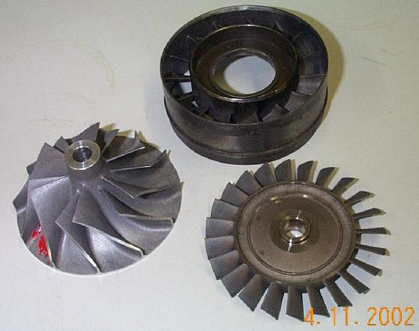 NGV, ahdin ja turbiinipy�r� poseeraavat t�ss�
