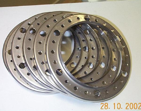 Polttokammion takap��dyt ennen stanssaamista ja h�yrystysputkia